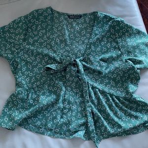 SHEIN flutter tie cute crop top